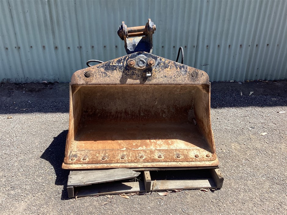 <p>BBB Hydraulic tilt  Bucket Attachment</p>