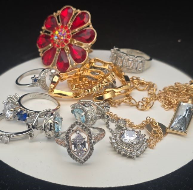 18K gold-plated mixed lot of 10 items perfect for a Christmas gift.