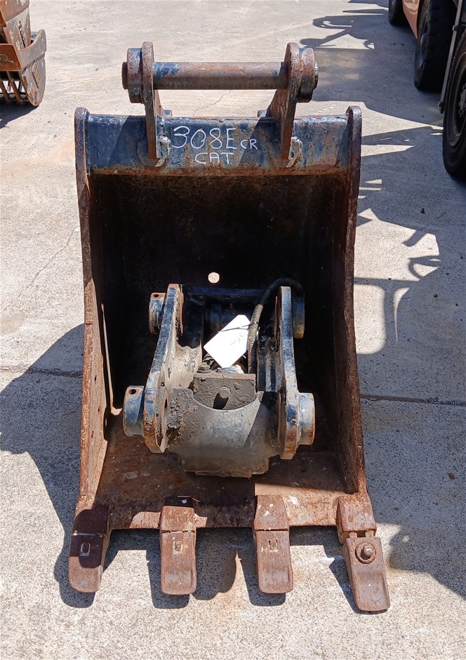 <p>Caterpillar Quick Hitch and Digging Bucket </p>