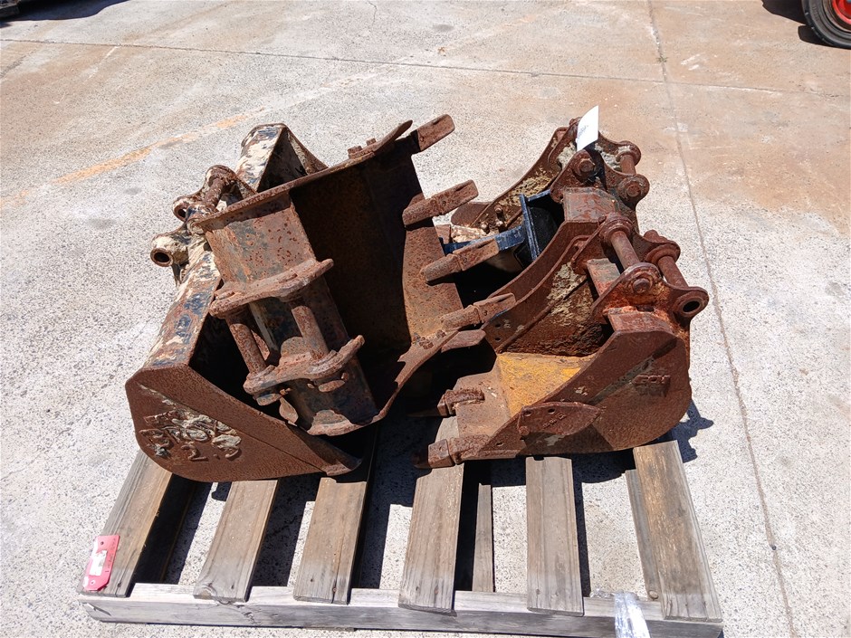 <p>4x Buckets and Ripper for small Excavator</p>