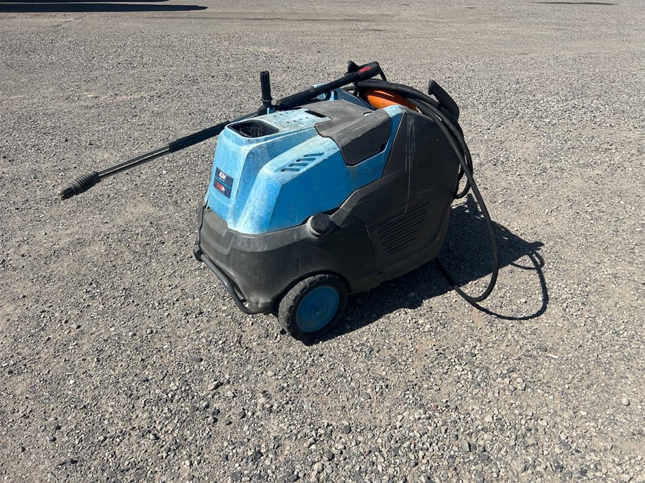 <p>2014 Comet Hot Water Pressure Washer</p>