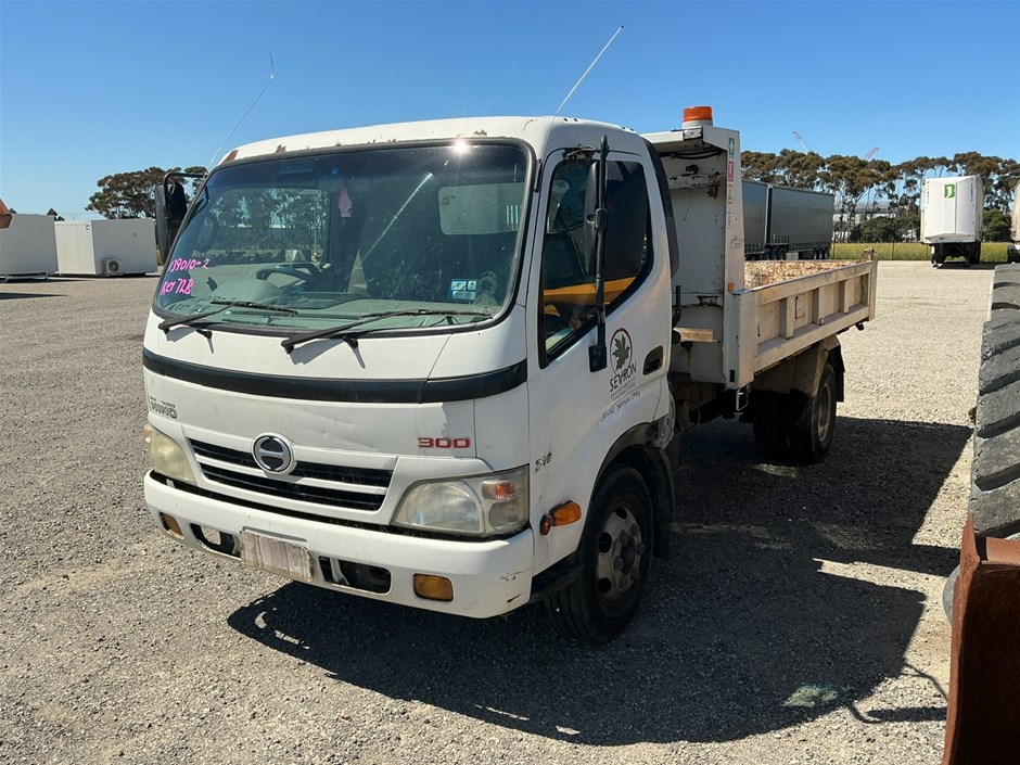 <p>2010 Hino 300 4 x 2 Tipper Truck</p>