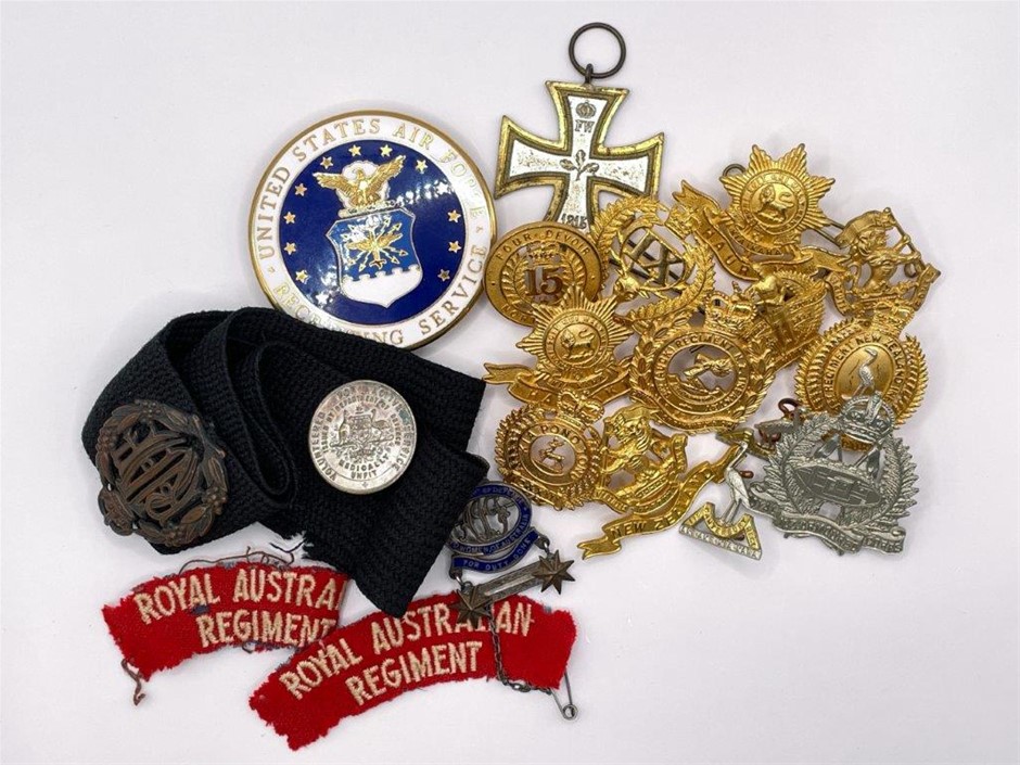 Approx. x20 Asstd NZ,AU & US Military badges & items