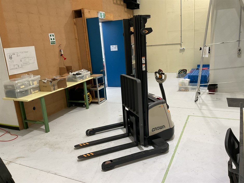 Crown SX 3000 Series Walkie Stacker