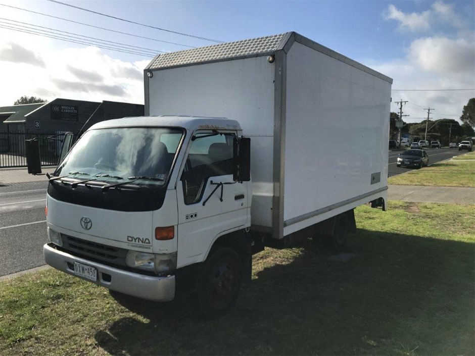 1998 Toyota DINA 300 4 x 2 Pantech Truck