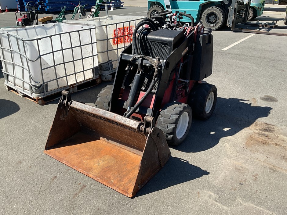 Toro 320D Mini Loader