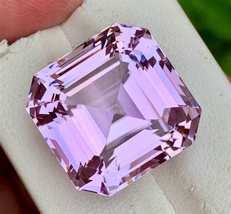 39.95 Carats Lustrous Pink Kunzite