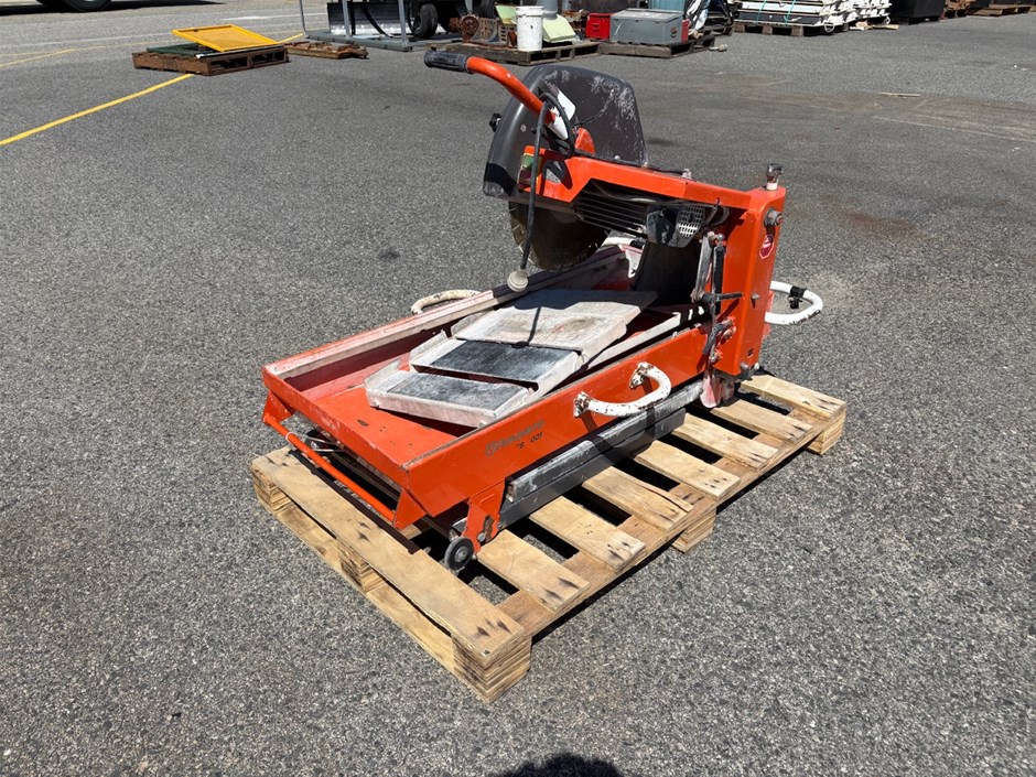 <p>Husqvarna TS400F Brick Saw</p>