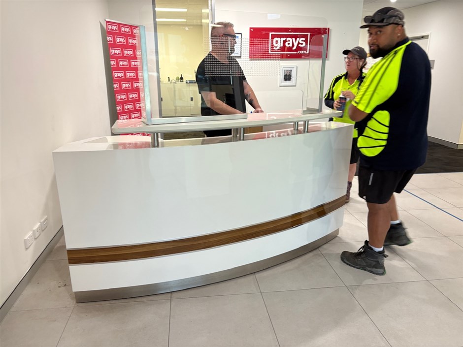 <p>Reception Table with Plastic Counter Screen</p>