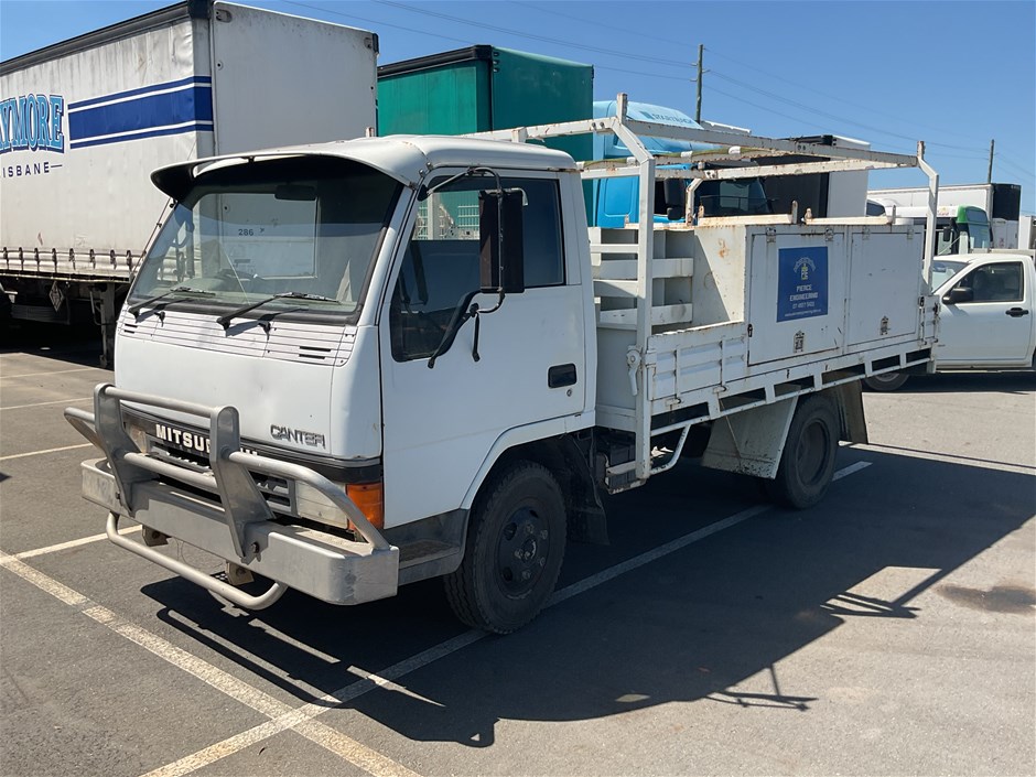 <p>1994 Mitsubishi Canter 4 x 2 Tray Service Truck</p>