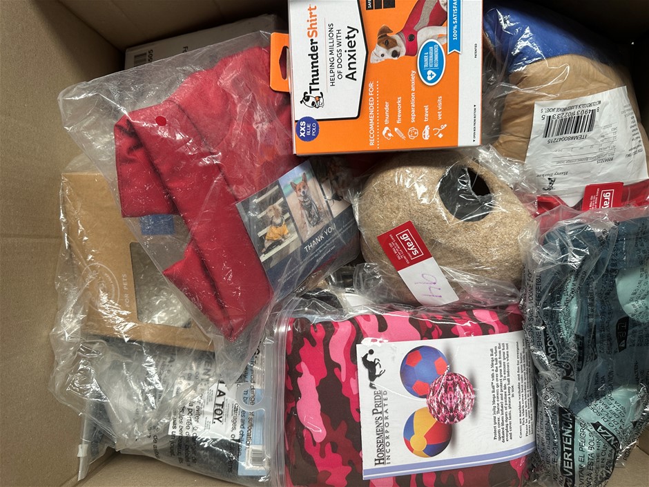 BOX OF ASSORTED PET ACCESORIES: Including Clothes, Bowls, Leash, etc., NB: