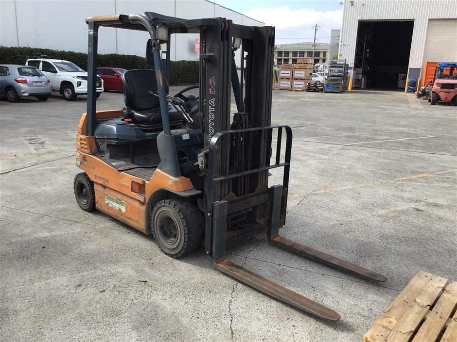 Toyota E62.  7FB20 Electric Counterbalance Forklift with Charger