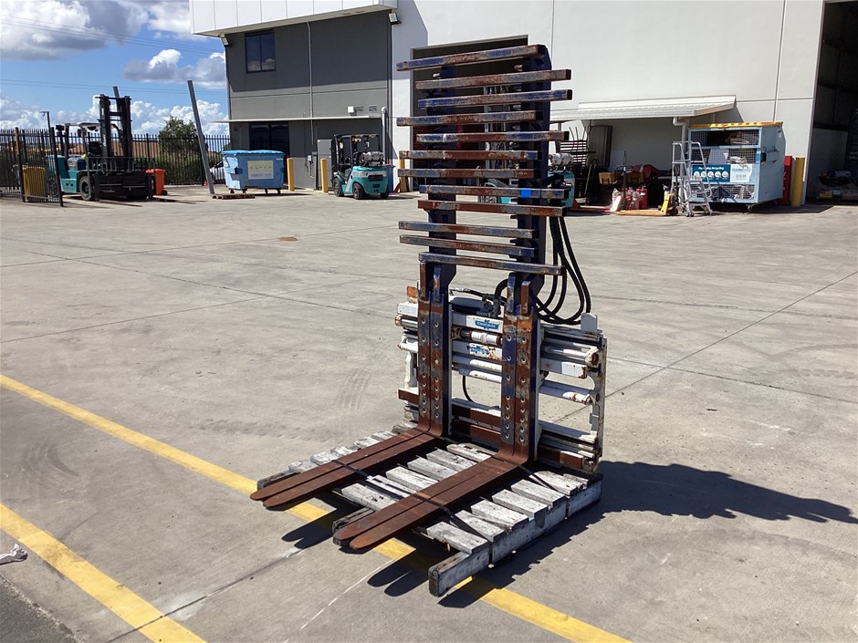 <p>Cascade Double Pallet Handler Forklift Attachment</p>