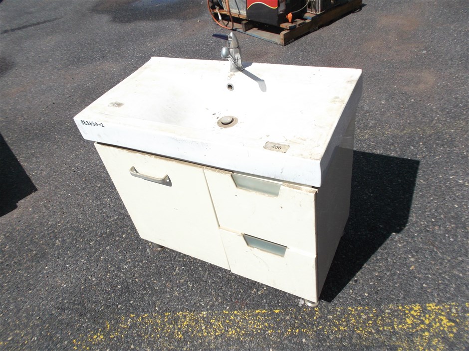 <p>Ceramic Hand Wash Basin</p>