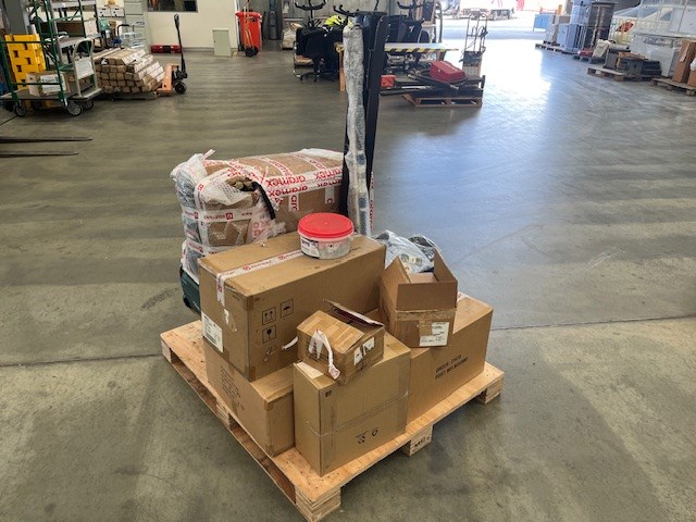 <p>2x Pallet of Unclaimed Freight</p>