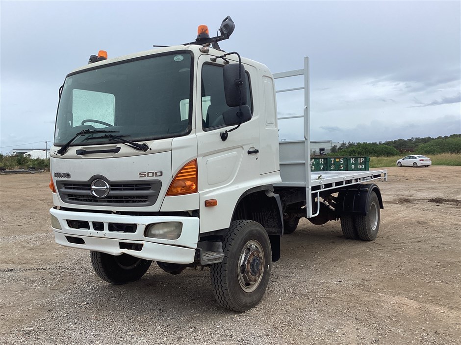 <p>2008 Hino GT1J 4 x 4 Tray Body Truck</p>