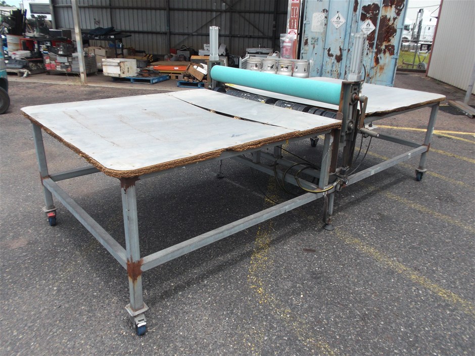 <p>Large Table with Roller</p>
