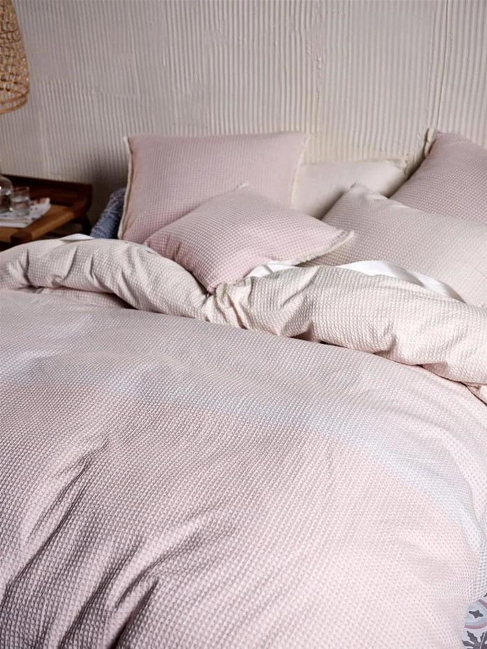 LINEN HOUSE Lagos Blossom QB Quilt Cover Set, Pink, Queen.