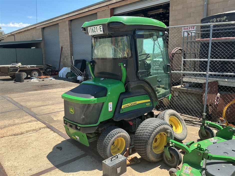 John Deer 1585 terrain cut Ride On Lawn Mower