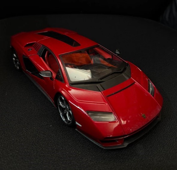 MAISTO 1:18 Die Cast 2017 Ford GT Car, Red. NB: Not in original packaging.