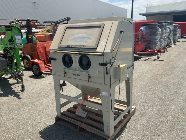 <p>2017 Hafco Metalmaster SBC-900 Industrial Sandblasting Cabinet </p>