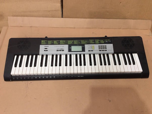 Casio LK-135 Electronic Keyboard