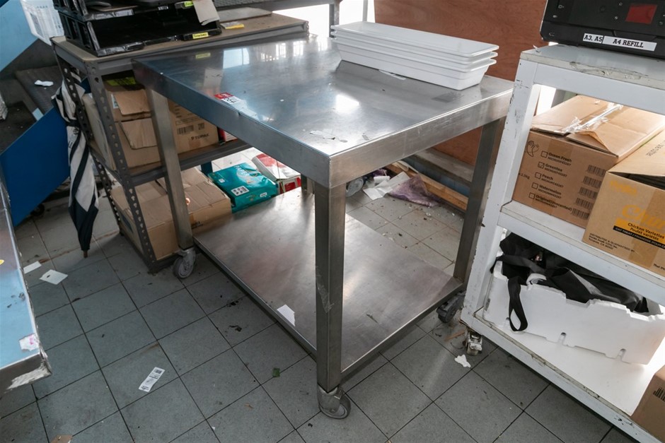 1000 Prep Bench Mobile with Under Shelf