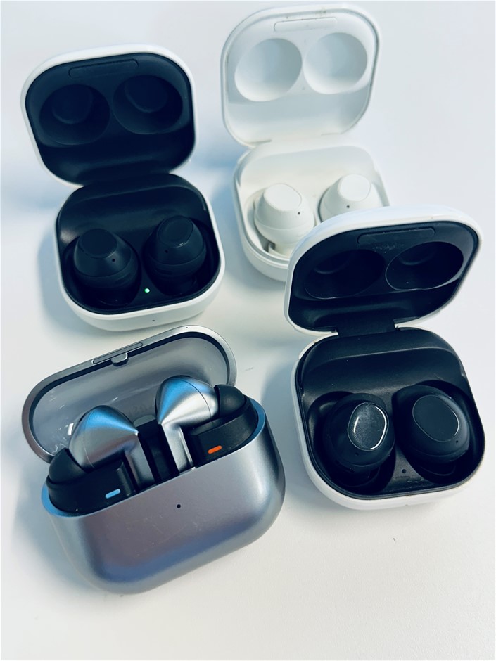 4 x Asstd. SAMSUNG Earbud Sets with Charging Cases