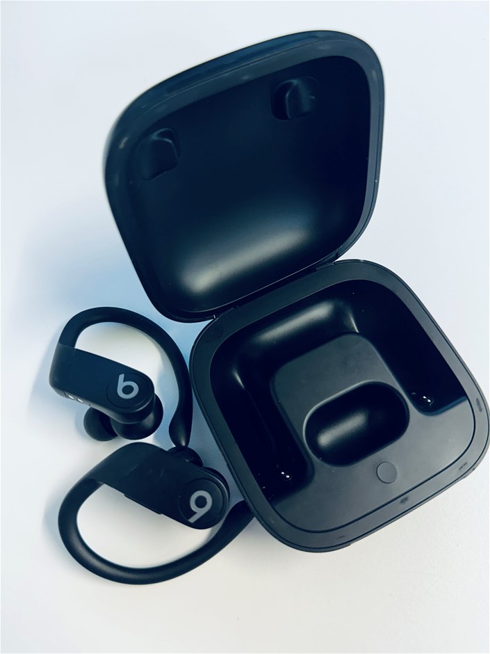 BEATS Powerbeats pro with charging case