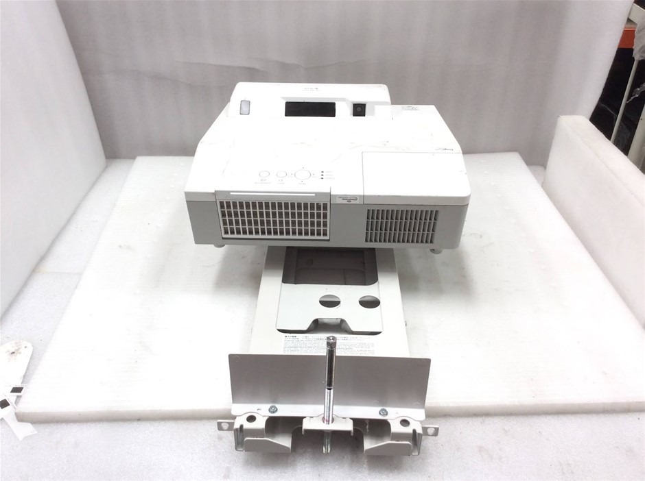 Hitachi CP-TW3005 LCD Projector