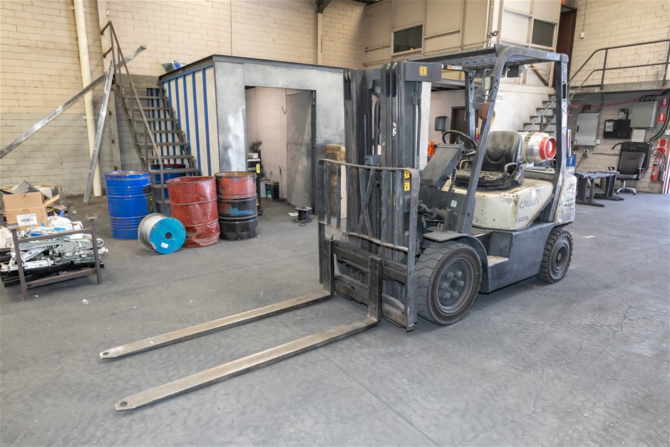 2000 Crown CG25E-3 4 Wheel Counter Balance Forklift