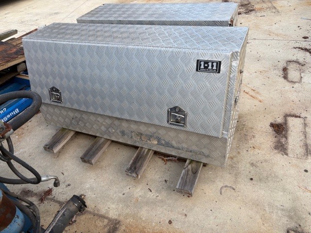 Large metal tool box, 1500 x 700 x 500 (H)