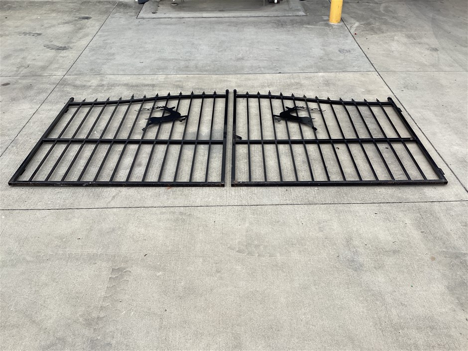  Unreserved! Decorative Bi-Parting Gates