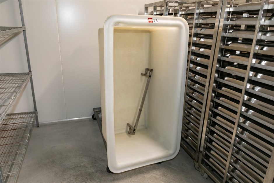 Poly Large Tub with Mobile Base