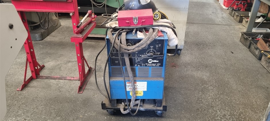 Welder Syncrowave 250 and Accessories