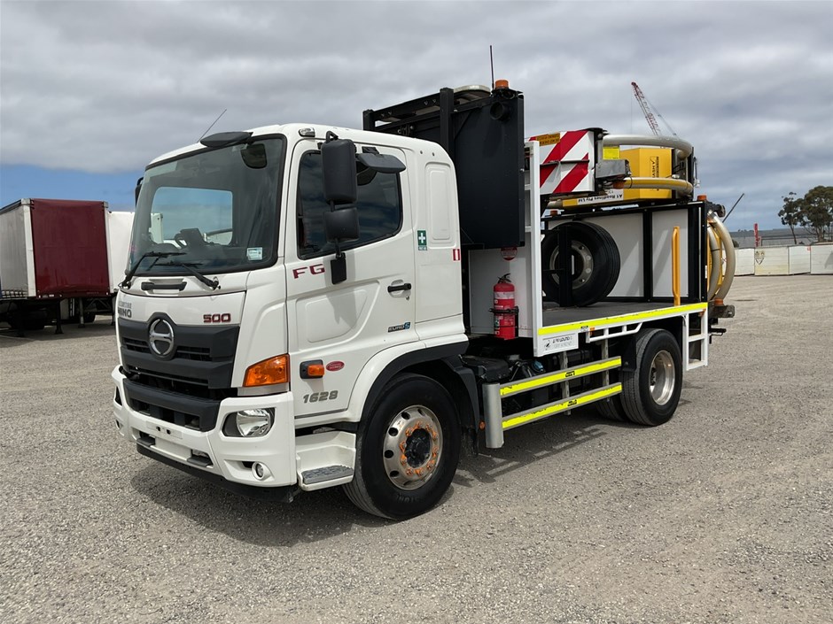 2018 Hino FG 500 4 x 2 Attenuator Truck