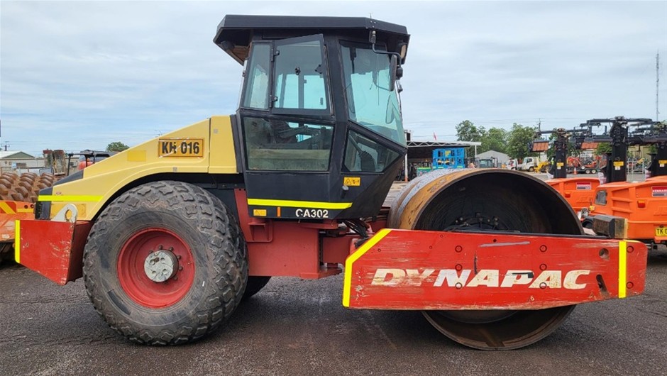 Dynapac CA302D Smooth Drum Roller