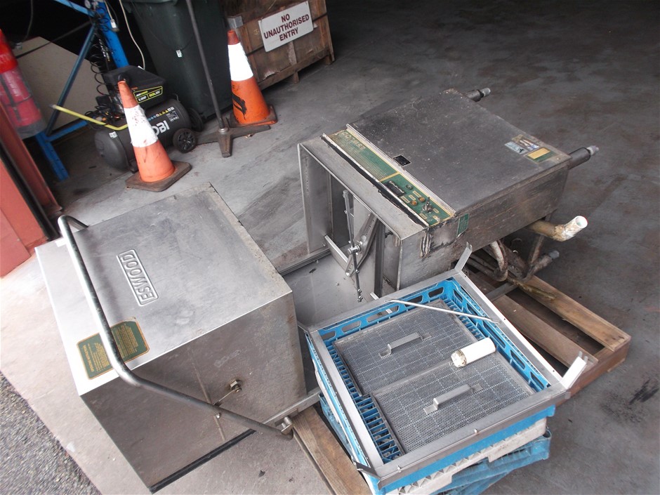 Unreserved Commerical Dishwasher & Corner Cabinet