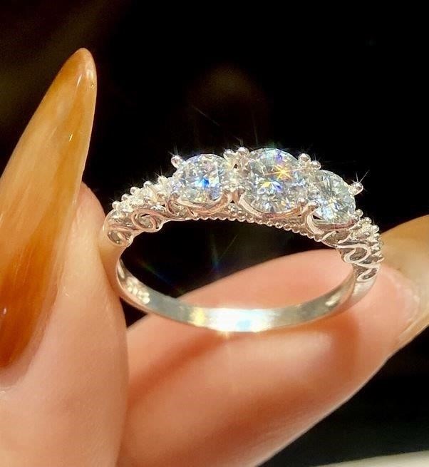 GRA Moissanite White 18k White Gold Vermeil Ring -8US