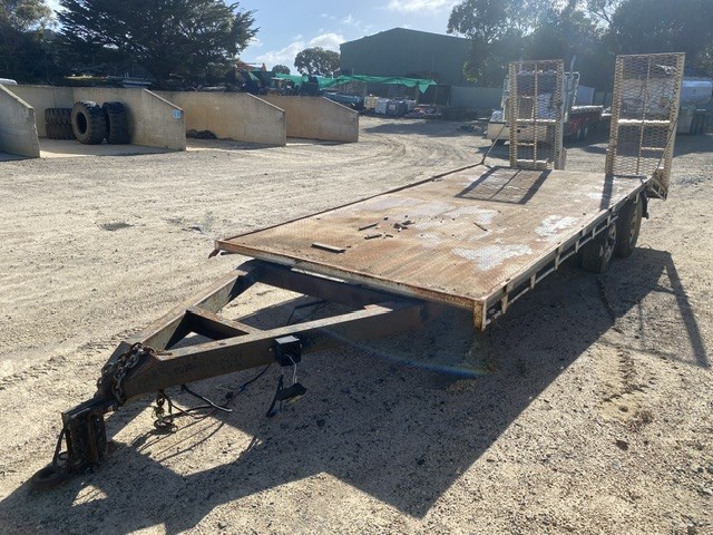 <p>Custom Plant Tandem Beavertail Trailer</p>