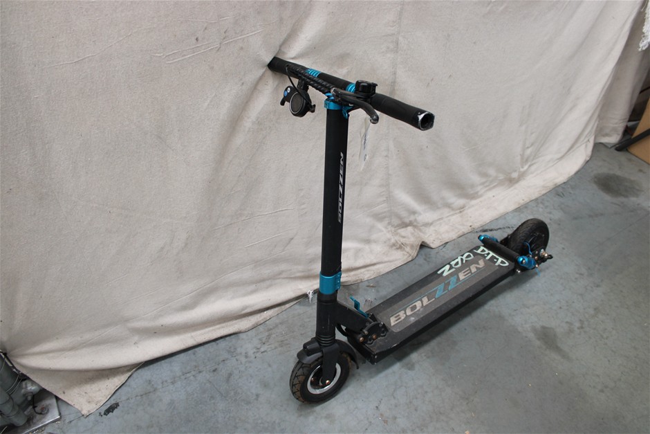 Bolzzen Black/Blue E-scooter