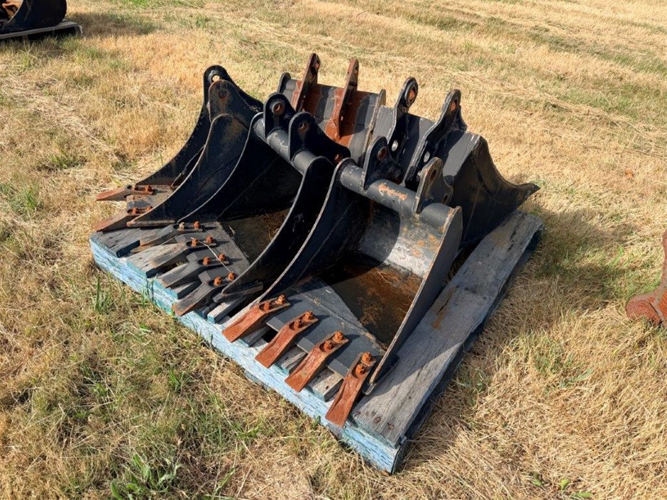 Pallet Of Assorted Mud Buckets