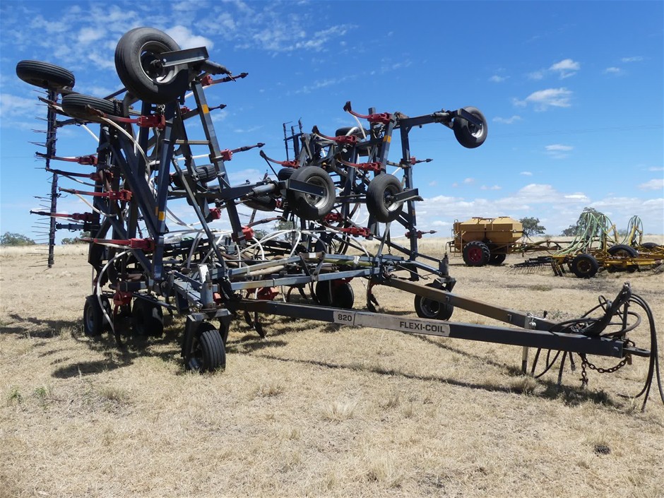 Flexcoil 820 Air Seeder (10 Metre Folding Wing)