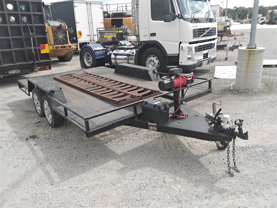 <p>2001 TRIGG BROS SA J07 Tandem Car Carrier Trailer</p>