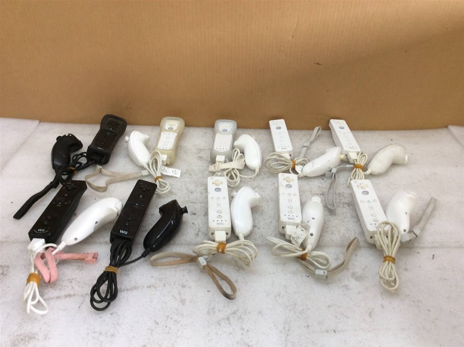 Mixed Brand Wii Controllers And Nunchuks (Lot of 10)