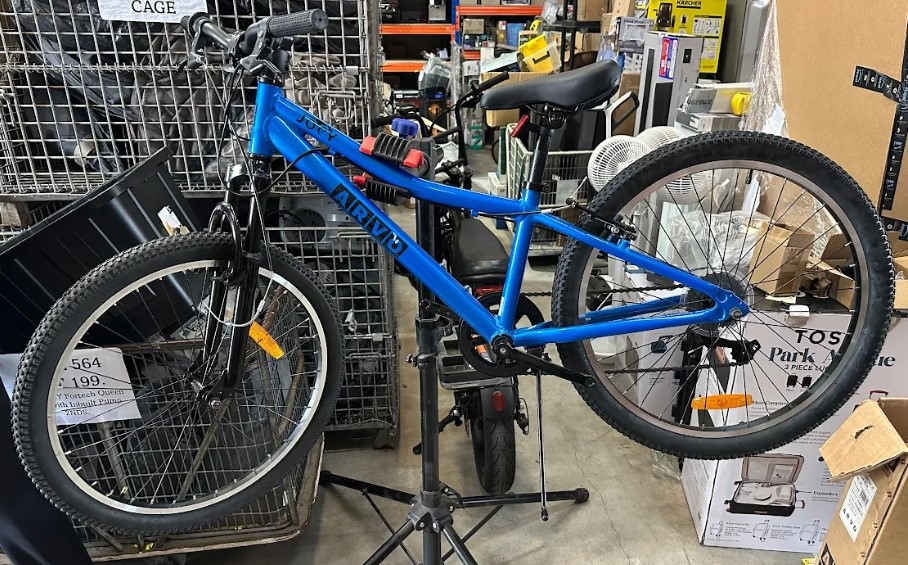 ARVO Joey 24 Inch Kid Bike, Blue. NB: Photo as is. Stand not included.