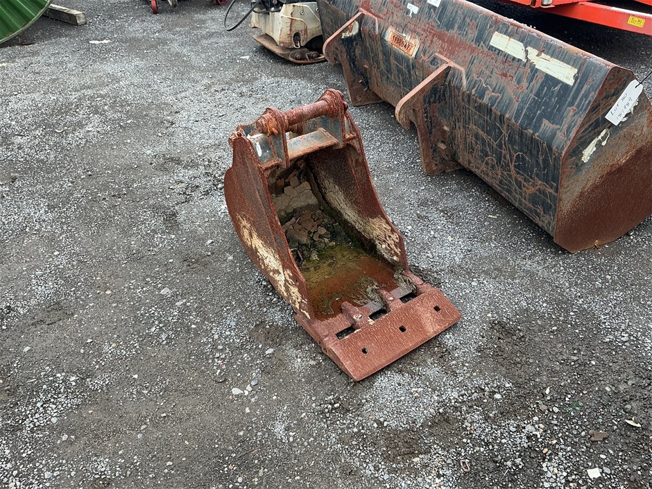 <p>Cat Mini Excavator Bucket Attachment 300mm</p>