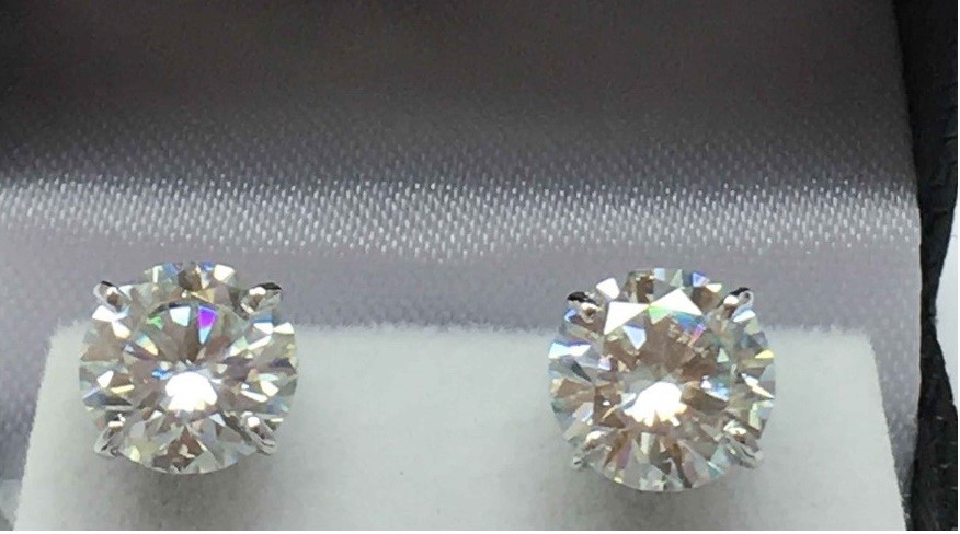 18ct White Gold, 4.46ct Moissanite Earring