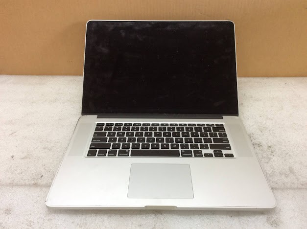 Apple MacBook Pro (A1398) (EMC2673) Laptop i7 3740QM 16GBRAM/500GB Silver