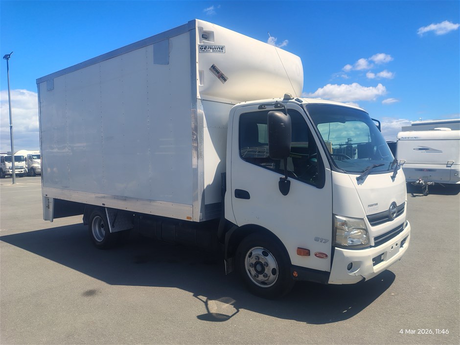 2014 Hino 300 (617) 4 x 2 Pantech Truck (Ex. Corp)